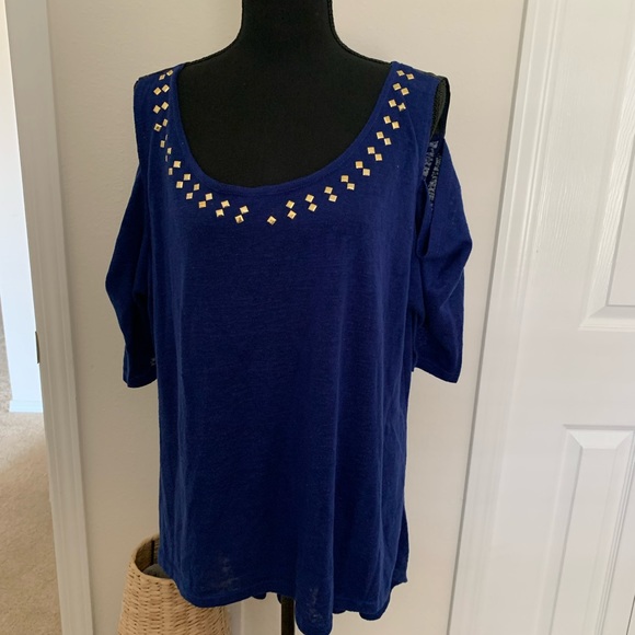 Cold shoulder High Low design Top - Picture 1 of 5